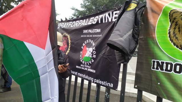 Beri Dukungan untuk Palestina, Pengemudi Ojek Online Gelar Aksi Damai