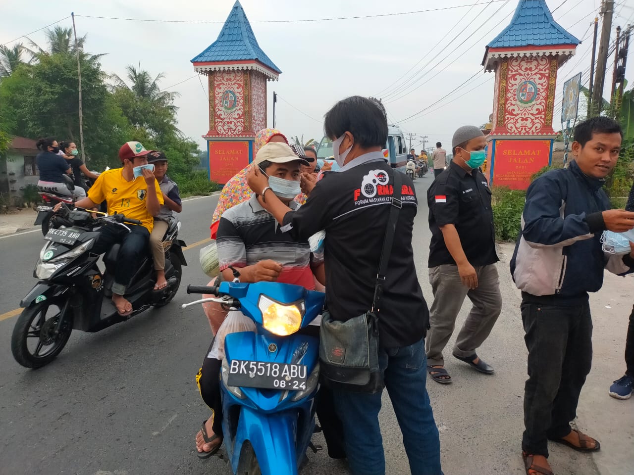 Peduli Sesama di Bulan Suci, DPW LSM FORMAPERA Sumut Berbagi Takjil dan Masker