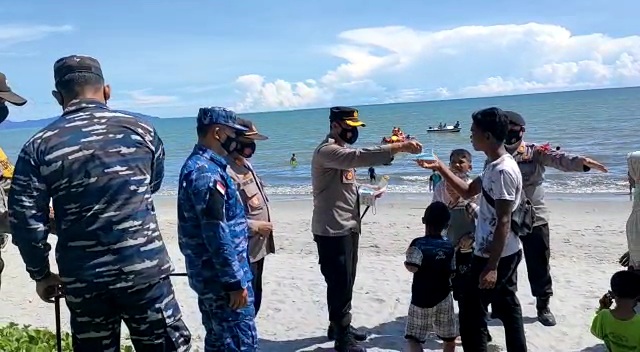 Cek Penerapan Prokes, Kapolres Tapteng Bersama Forkopimda Tinjau Pantai Binasi