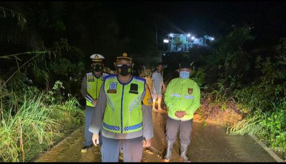 Bencana Longsor Terjang Manduamas, Kapolres Tapteng Terjun ke Lokasi