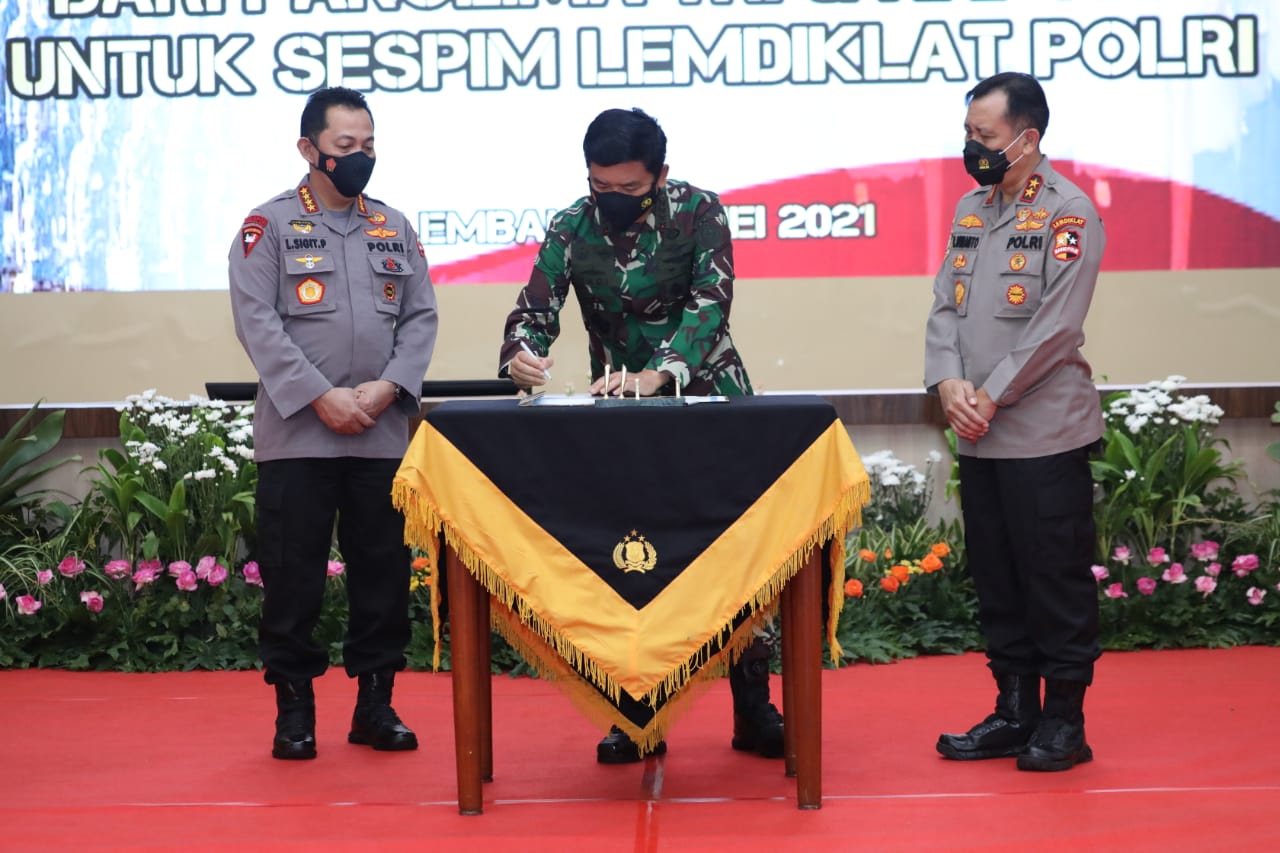 Panglima TNI dan Kapolri Serahkan Bantuan Kendaraan Dinas untuk Sespim Lemdiklat Polri