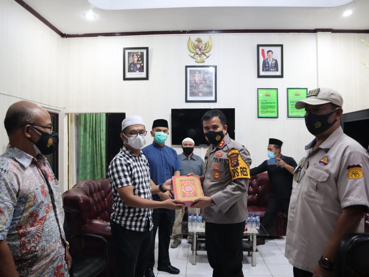 Kapolres Beri Bantuan Buku Untuk PD Muhammadiyah Kabupaten Dairi