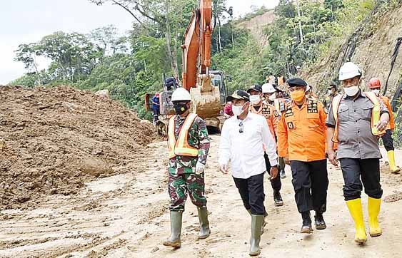 Tinjau Lokasi Longsor di Areal PLTA Batangtoru, Gubsu Minta Evakuasi Korban Dilakukan Secara Optimal dan Terpadu