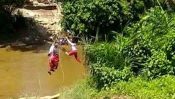 Viral Video Siswa SD Sekolah Pakai 'Keranjang Terbang', Pemda Diminta Turun Tangan