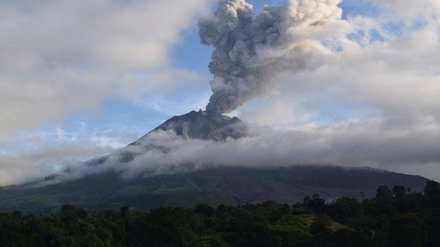 Gunung Sinabung Erupsi Lagi, Hujan Abu Selimuti Desa-desa di Karo