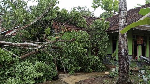 Diterjang Puting Beliung, Belasan Rumah di Lakbok Ciamis Rusak