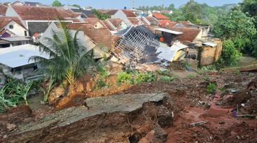 Usai Hujan Deras, Rumah Warga di Tangerang Selatan Tertimpa Longsor