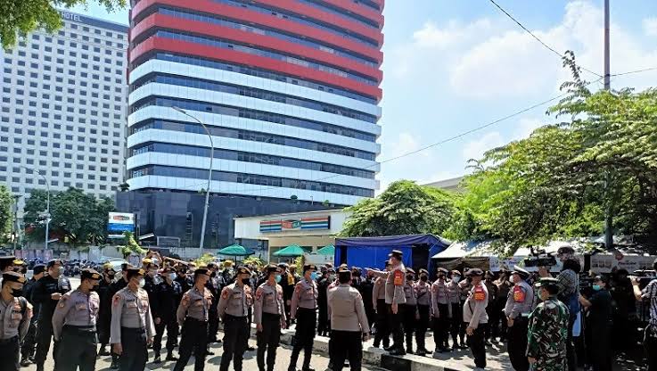 Jelang Pelantikan Jadi ASN, Gedung KPK Dijaga Ketat TNI-Polri