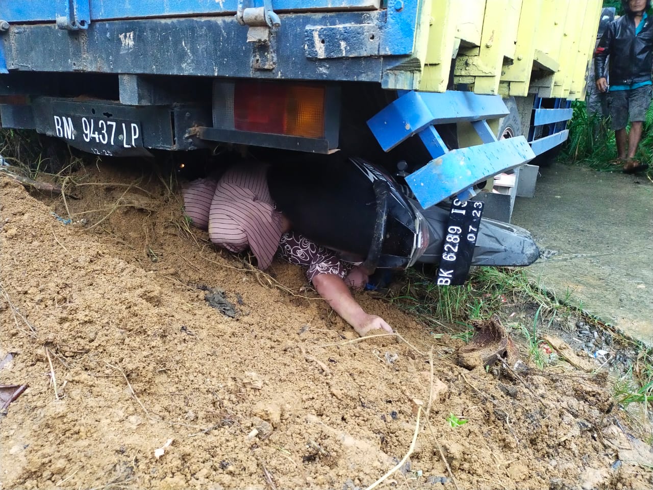 Tragis! IRT Tewas Diseruduk Truk Mundur Mendadak di Jalan Menanjak