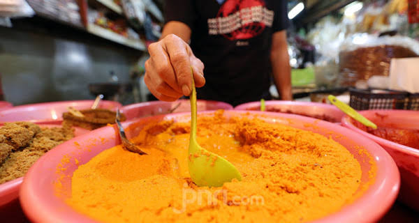 Jelang Idul Adha, Warga di Medan Serbu Penjual Bumbu