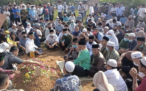 Takbir dan Tangis Warga Pecah Iringi Pemakaman Ketua MUI Labura