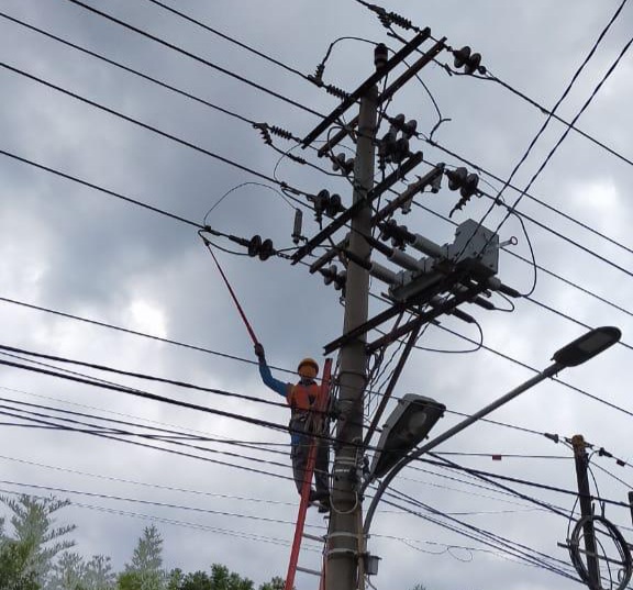 Jaga Keandalan Listrik, PLN UP3 Lubuk Pakam Masif Lakukan Pemeliharaan JTM