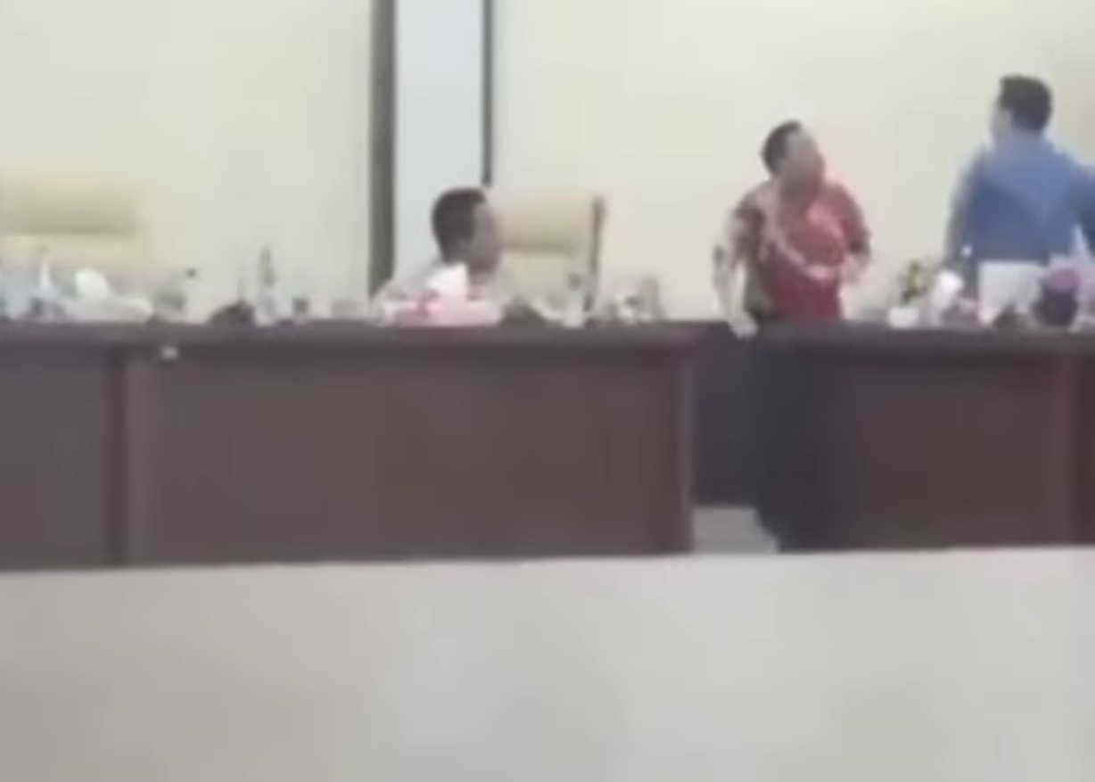 Viral, 2 Anggota DPRD Labusel Baku Pukul Saat Rapat Bahas CSR