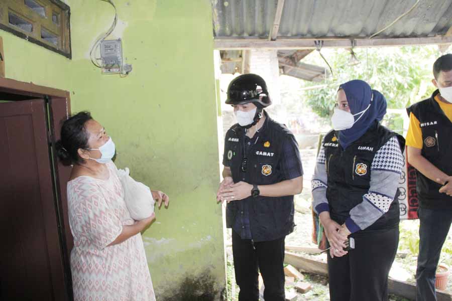 Sambangi Warga, Camat Medan Petisah Salurkan Sembako