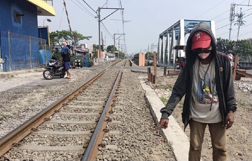 Terobos Perlintasan Kereta Api,  Pemotor Tewas Tertabrak