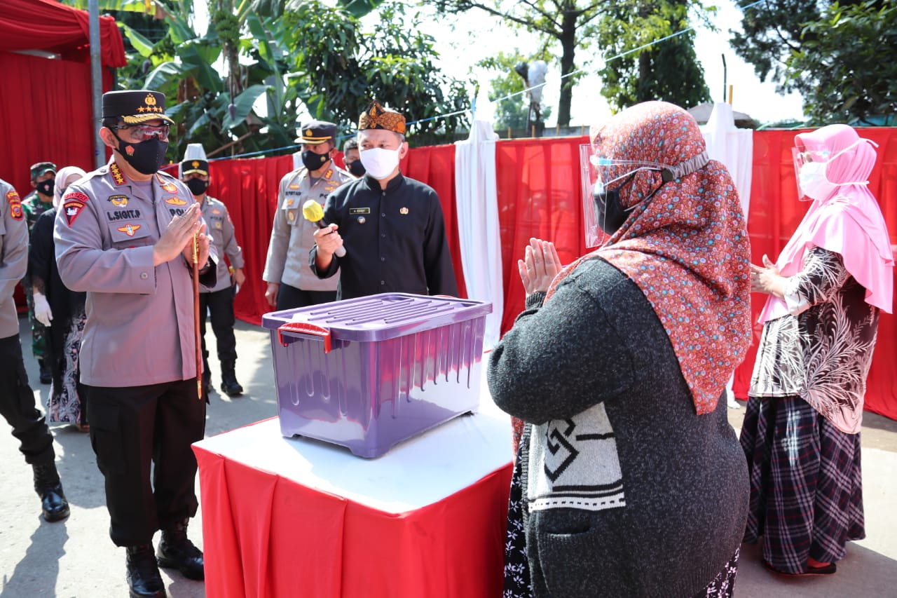 Sambil Cek Pelaksanaan PPKM Darurat, Kapolri Sebar Seribu Bansos di Bandung