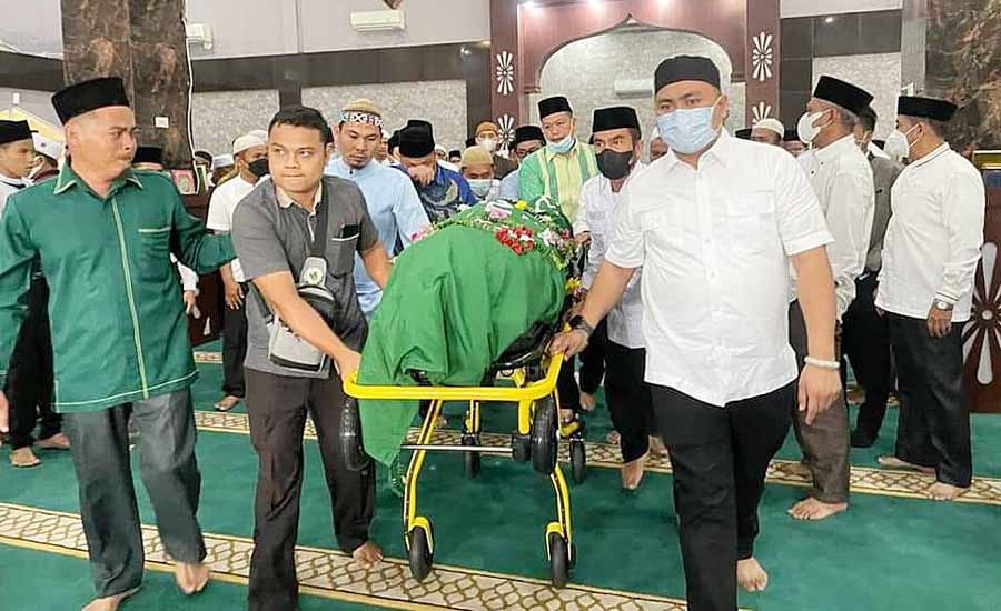 Bupati dan Wabup Labura Ikut Salat Jenazah Ketua MUI Labura