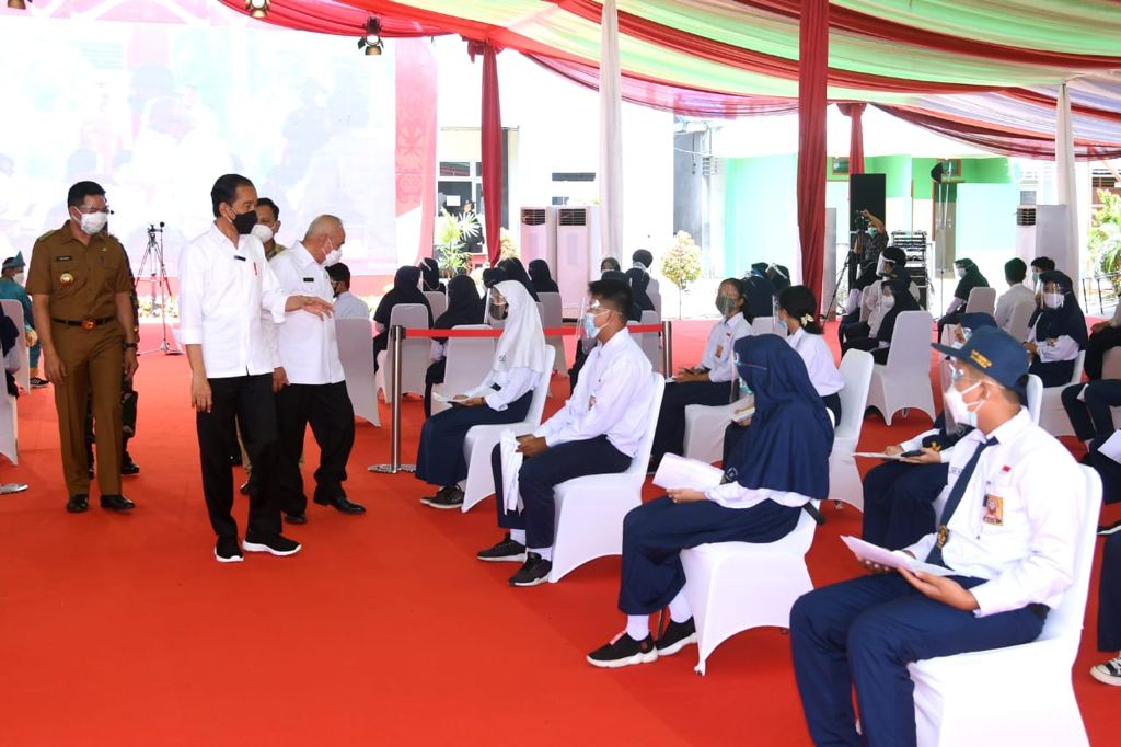 Presiden Jokowi Tinjau Vaksinasi Pelajar di Kota Samarinda