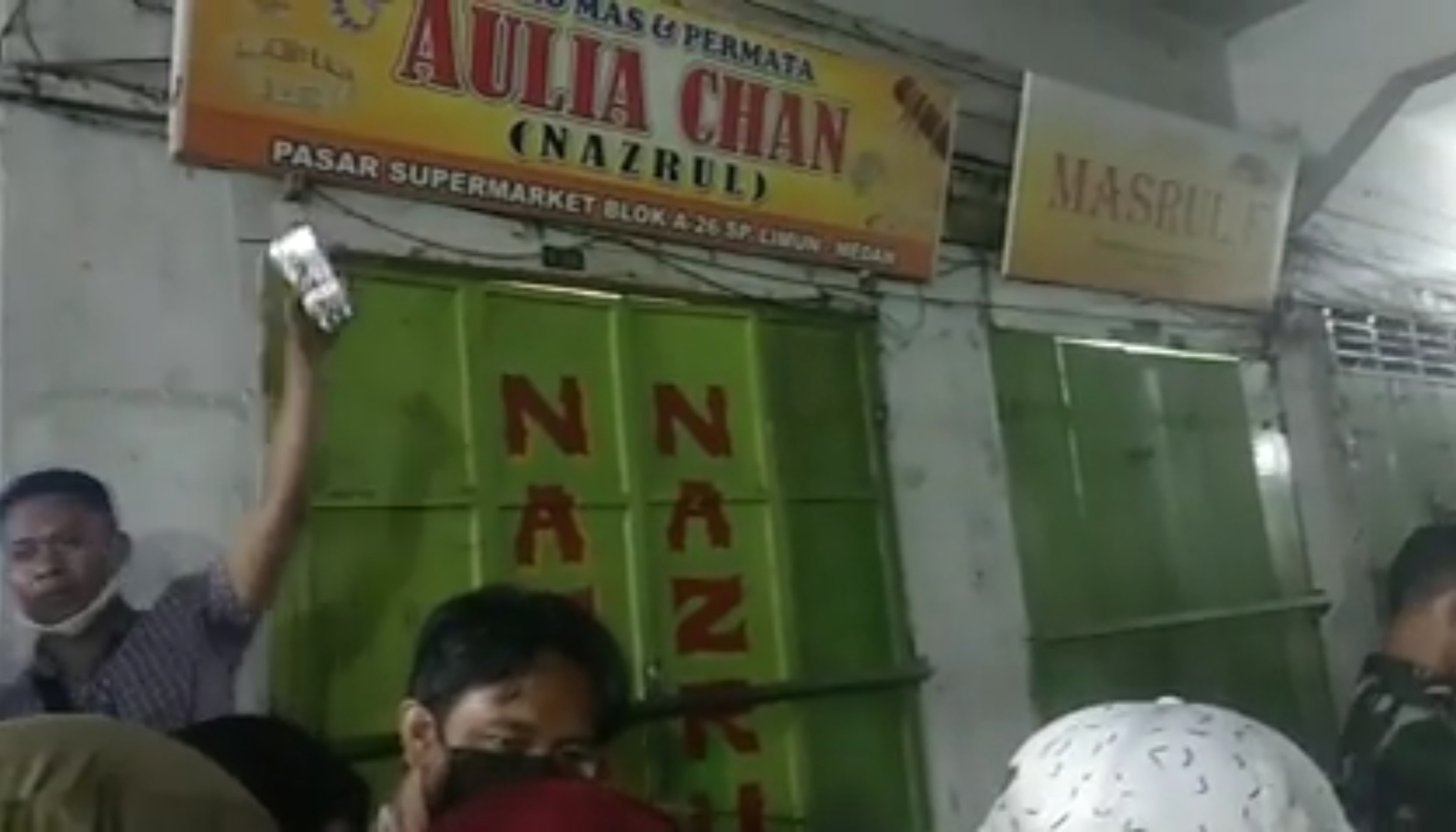 Tembak Seorang Karyawan, Perampok Bersenpi Santroni Toko Emas di Pasar Simpang Limun