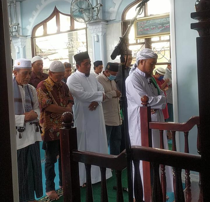 Berduka Atas Berpulangnya Haji Anif, Jamaah Masjid Jami' Al-Ikhlasiyah Gelar Salat Gaib