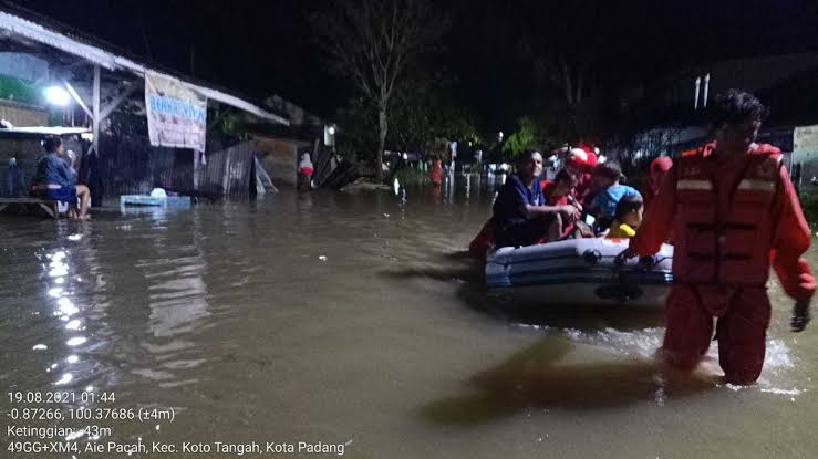 Dilanda Banjir, Ratusan Warga di Padang Dievakuasi