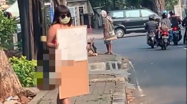 Berbikini di Pinggir Jalan untuk Protes Perpanjangan PPKM, Dinar Candy Ditangkap