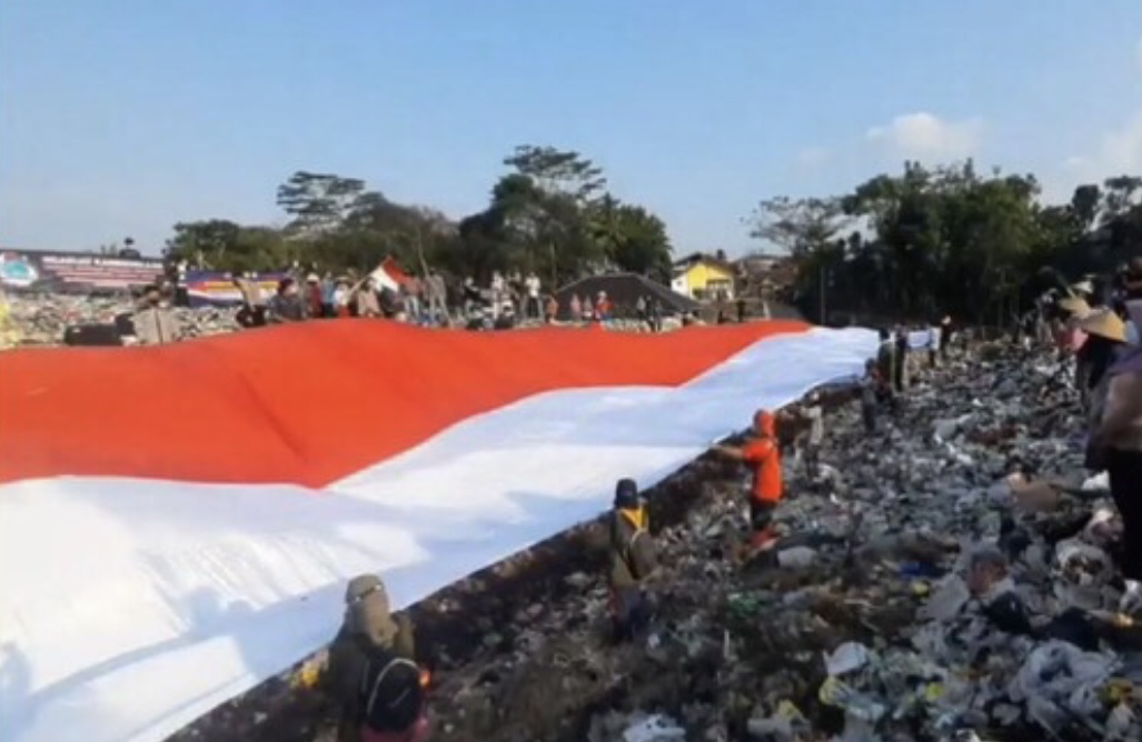 Sambut HUT RI ke-76, Bendera Merah Putih Raksasa Dibentangkan di TPA Tasik