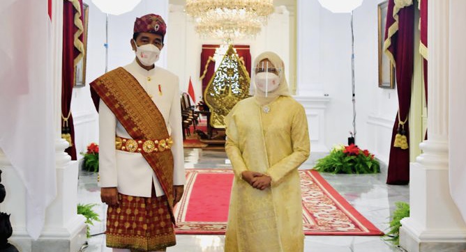 Pimpin Upacara di Istana Merdeka, Presiden Jokowi Kenakan Pakaian Adat Lampung