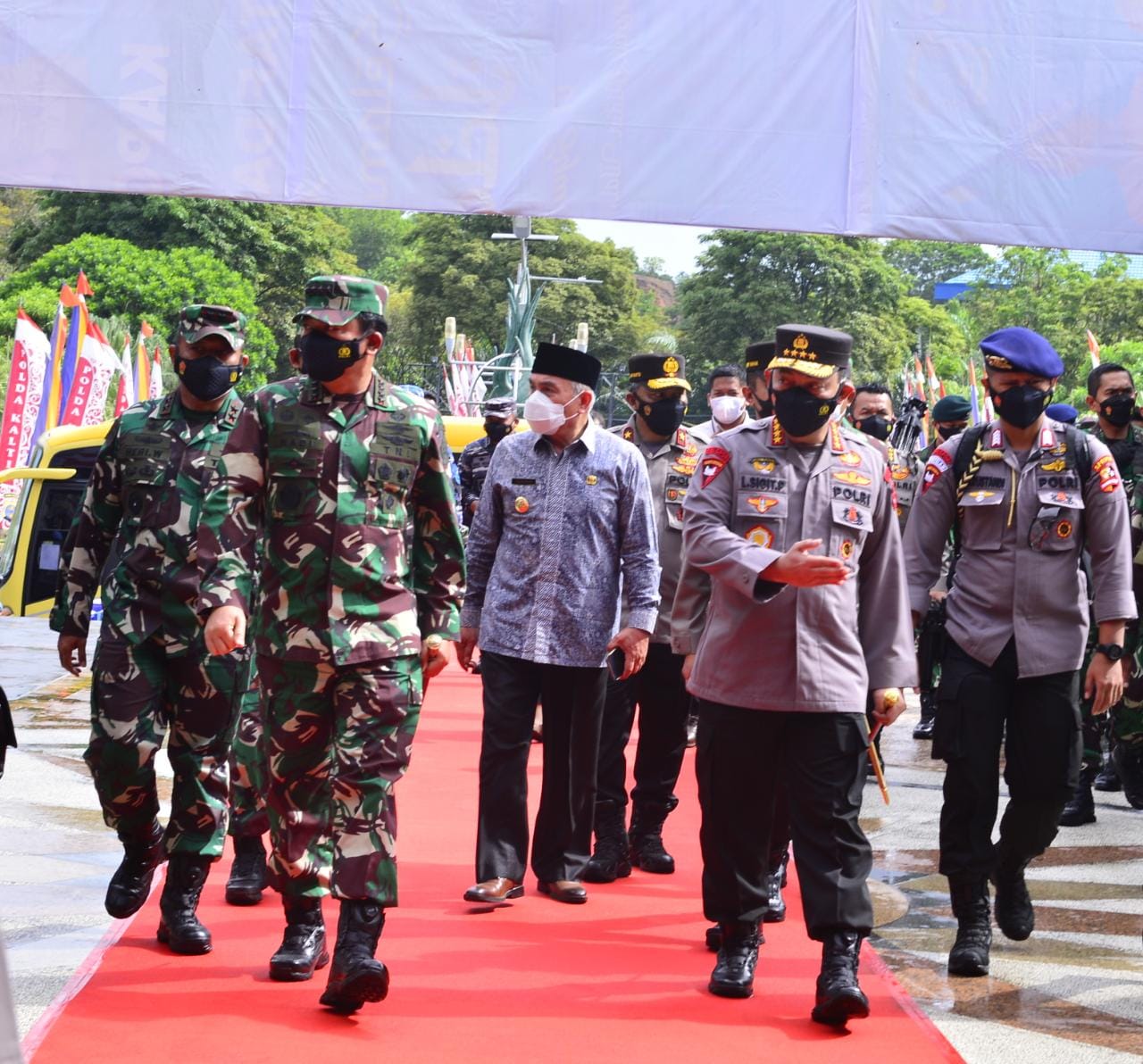 Tinjau Vaksinasi di Kaltim, Kapolri Minta Warga Mau Dirawat di Tempat Isolasi Terpusat