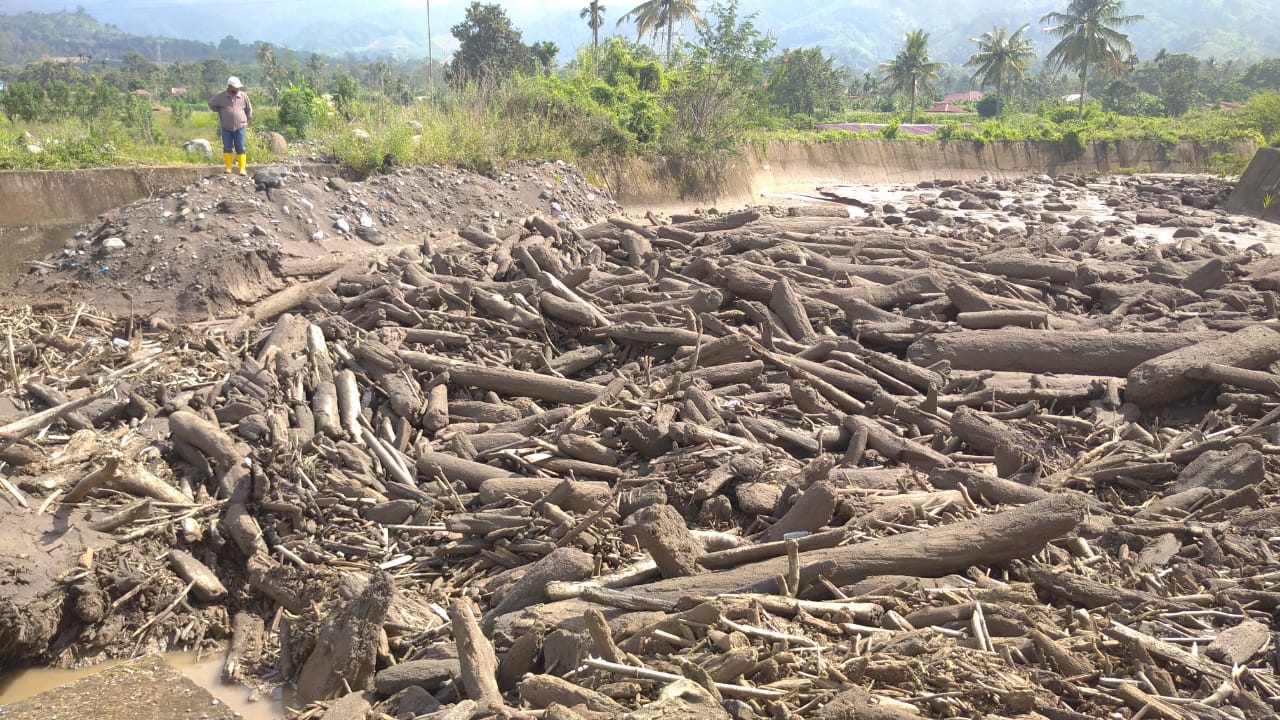 Banjir Lahar Dingin Menerjang, Akses Sejumlah Kawasan di Kaki Sinabung Lumpuh Total