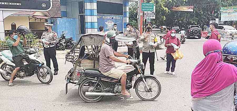 Cegah Covid-19, Satwar Polres Labuhanbatu Bagikan Ribuan Masker dan Handsanitizer