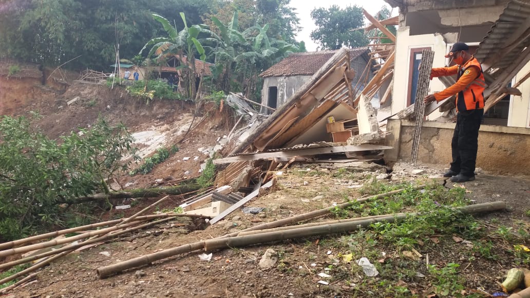 Dua Rumah Warga Kabupaten Bogor Rusak Berat Akibat Tanah Longsor