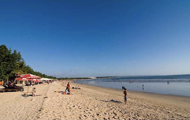 Pantai Kuta Kembali Dibuka, Wisatawan dan Pedagang Wajib Tunjukkan Bukti Vaksin Dosis Kedua