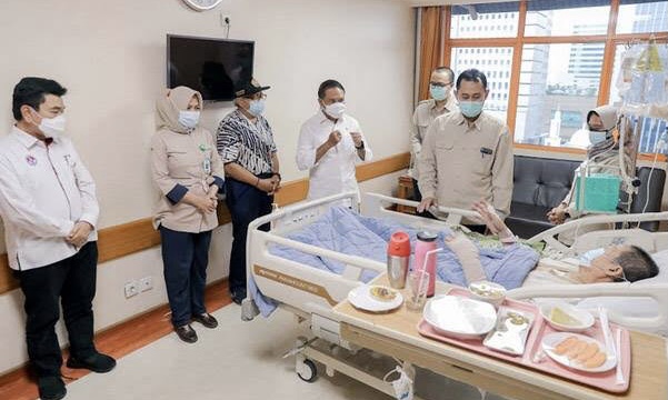 Kunjungi Verawaty Fajrin di Rumah Sakit, Menpora Pastikan Penanganan Terbaik