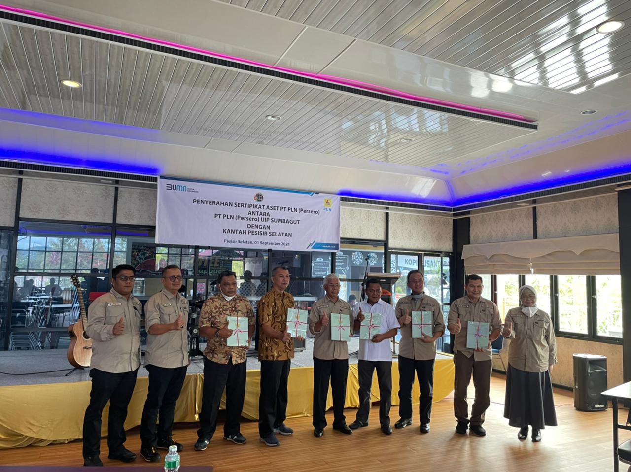 Didukung Supervisi KPK, Kantah Pesisir Selatan Serahkan 185 Sertipikat Aset PLN