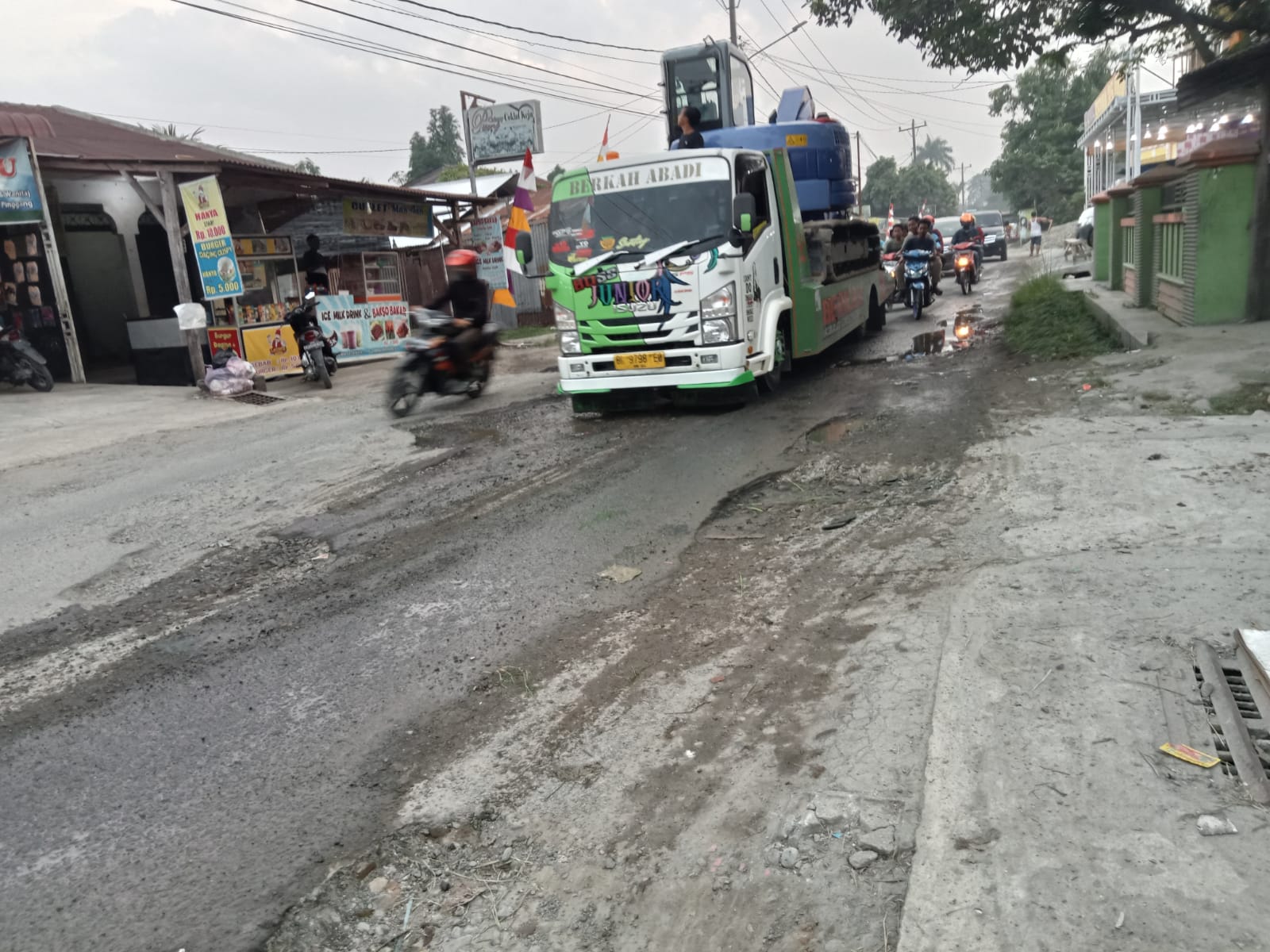 Lapor Pak Bupati! Jalan Rusak di Klambir Lima Resahkan Warga dan Pengendara