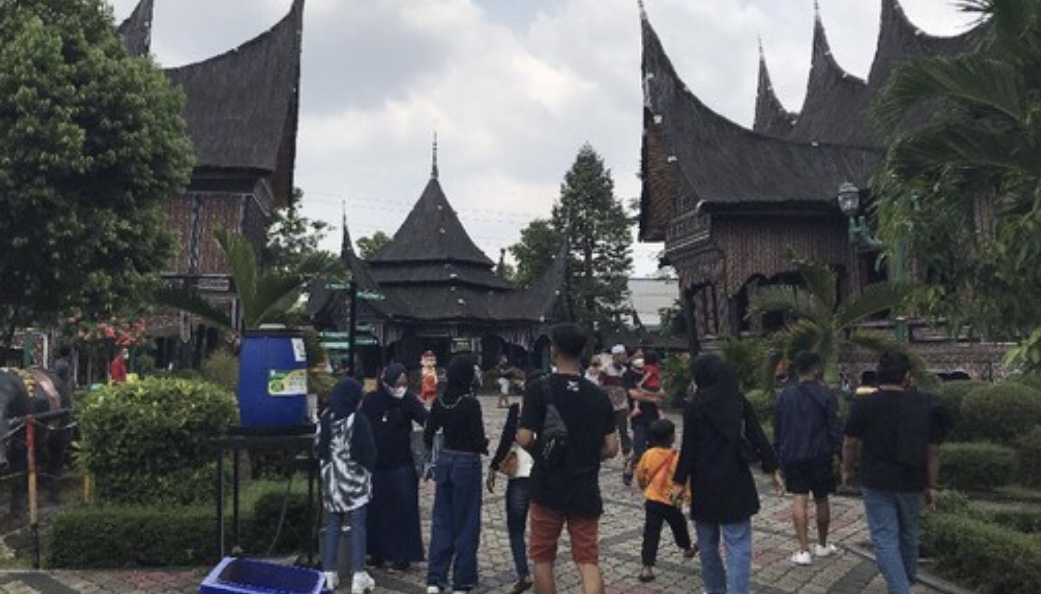 TMII Kembali Dibuka, Wahana Indoor Ramai Dikunjungi Warga