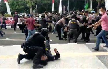 Viral Oknum Polisi Banting Pedemo hingga Kejang, Kapolresta Tangerang: Saya Minta Maaf