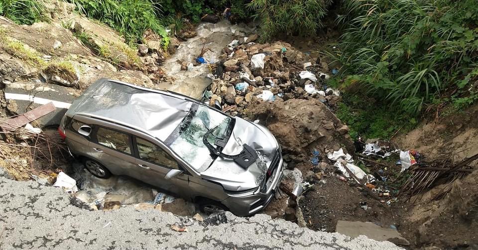 Mobil Minibus Masuk Jurang di Jalan Lintas Siantar - Simalungun