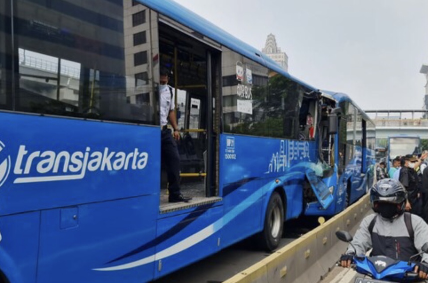 Tabrakan Bus TransJakarta, 3 Orang Tewas dan Puluhan Luka-luka