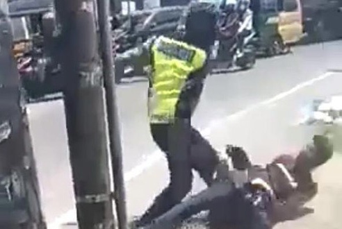 Viral, Oknum Polisi di Deliserdang Sumut Pukuli Warga hingga Terkapar