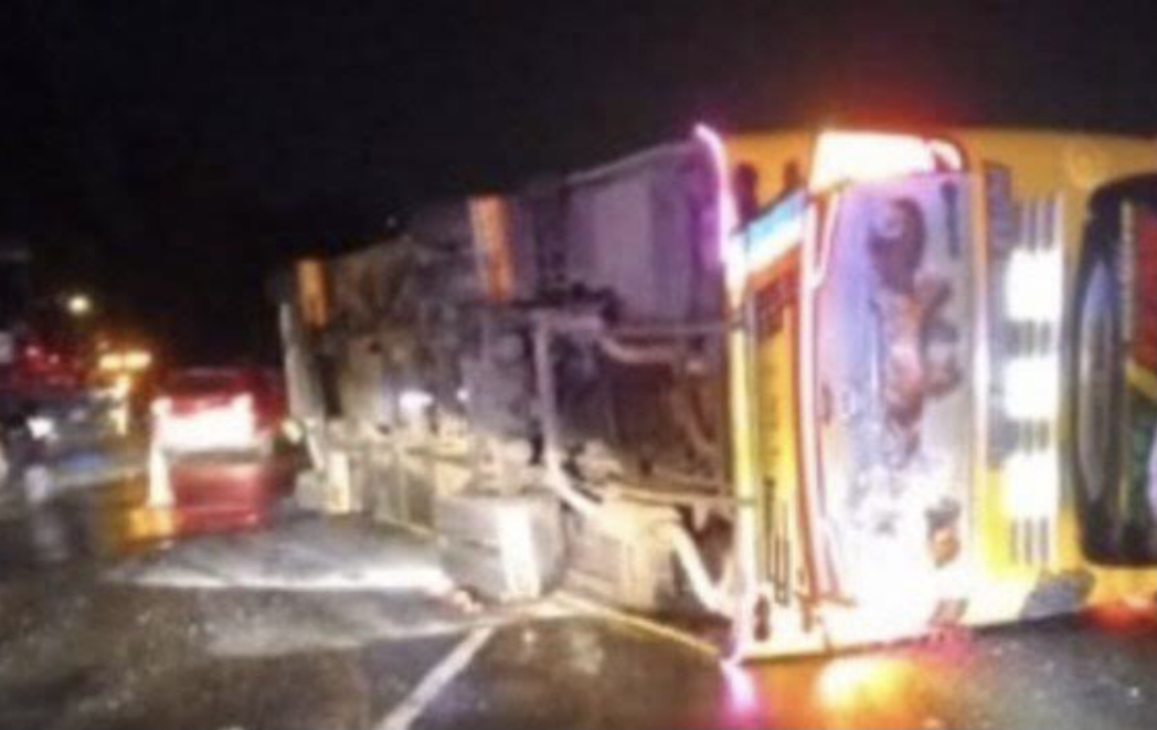 Bus Luragung Terguling di Tol Jagorawi, 1 Orang Tewas