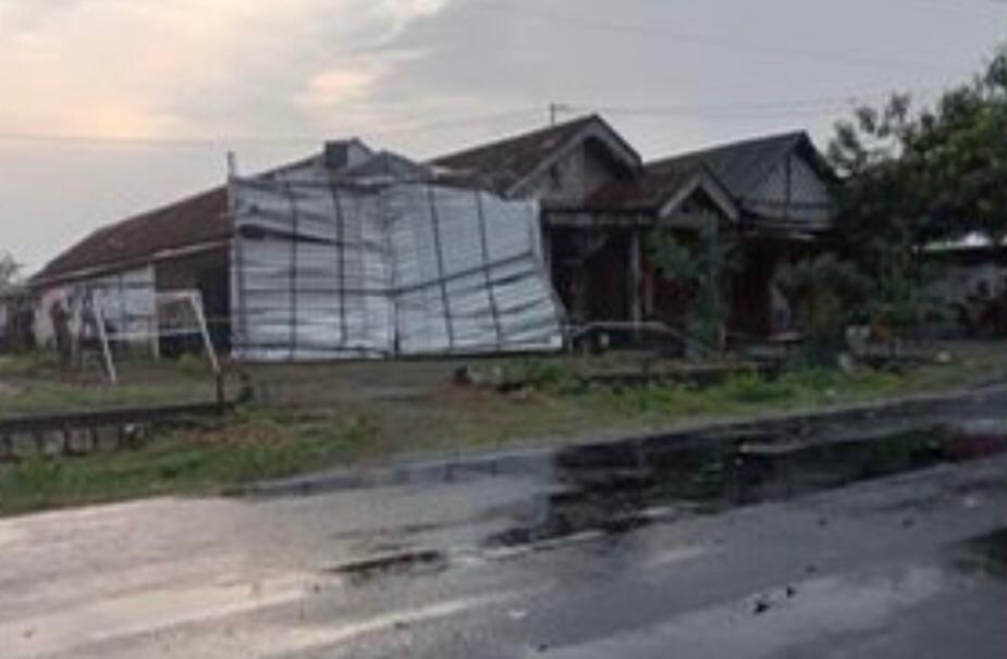 Hujan Disertai Angin Kencang Rusak 7 Rumah Warga di Gresik