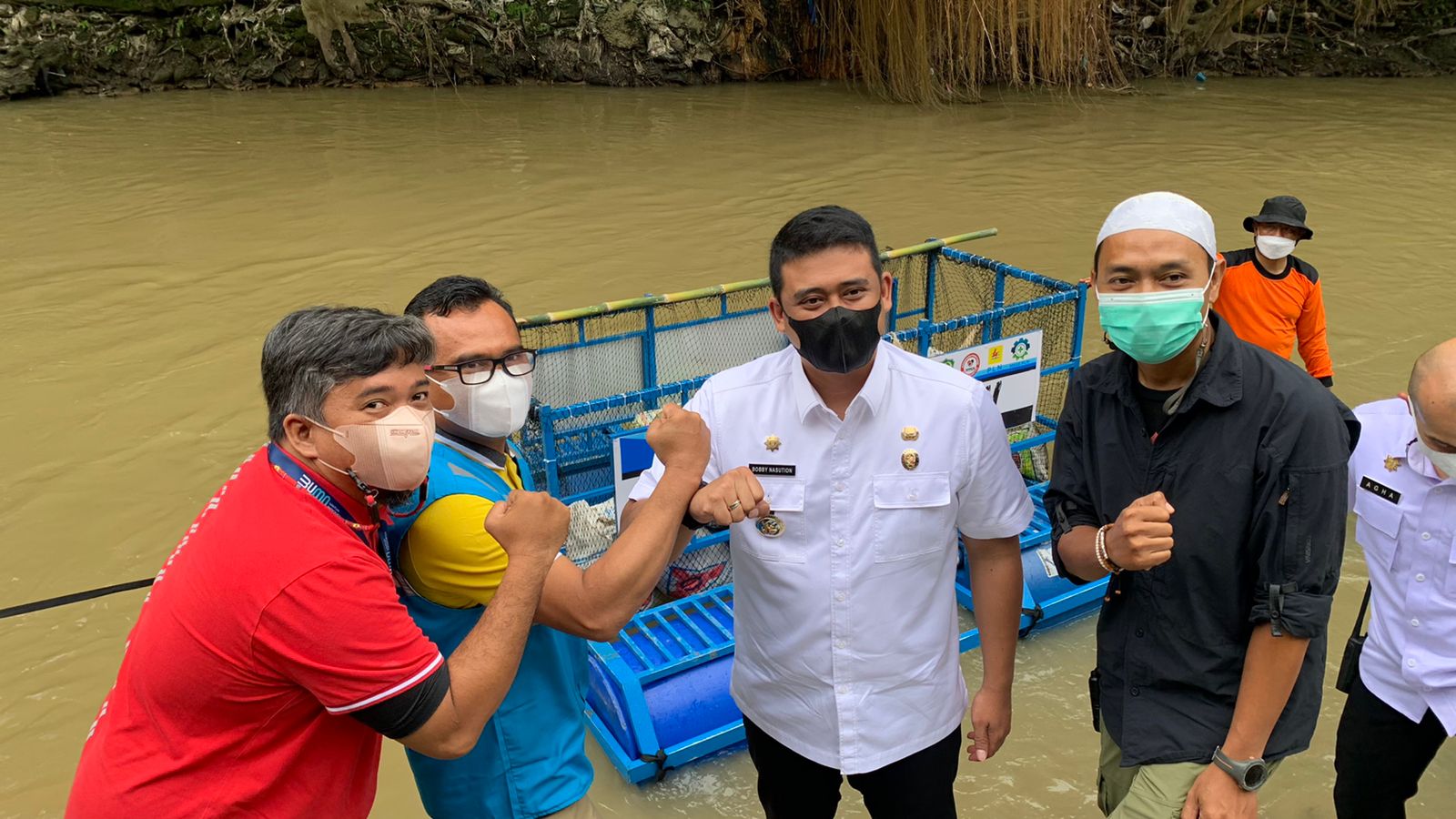 Momen HLN ke 76, PLN UIKSBU Bantu Perahu Patroli Sampah untuk Kampung Sejahtera