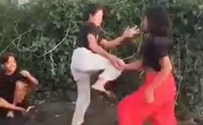 Viral, Dua Remaja Putri Baku Hantam di Pantai