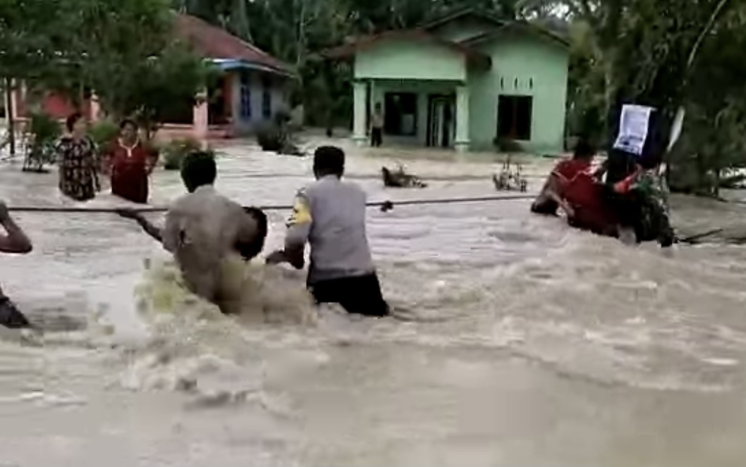 Air Bah Terjang Desa di Sergai, Warga Dievakuasi Menggunakan Tali