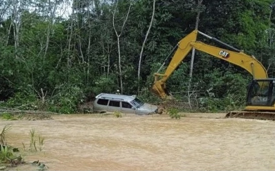 Terseret Banjir di Kalteng, Pasutri Tewas di Dalam Mobil