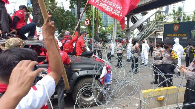 Tuntut Kenaikan UMP, Ribuan Buruh Gelar Demo Serentak