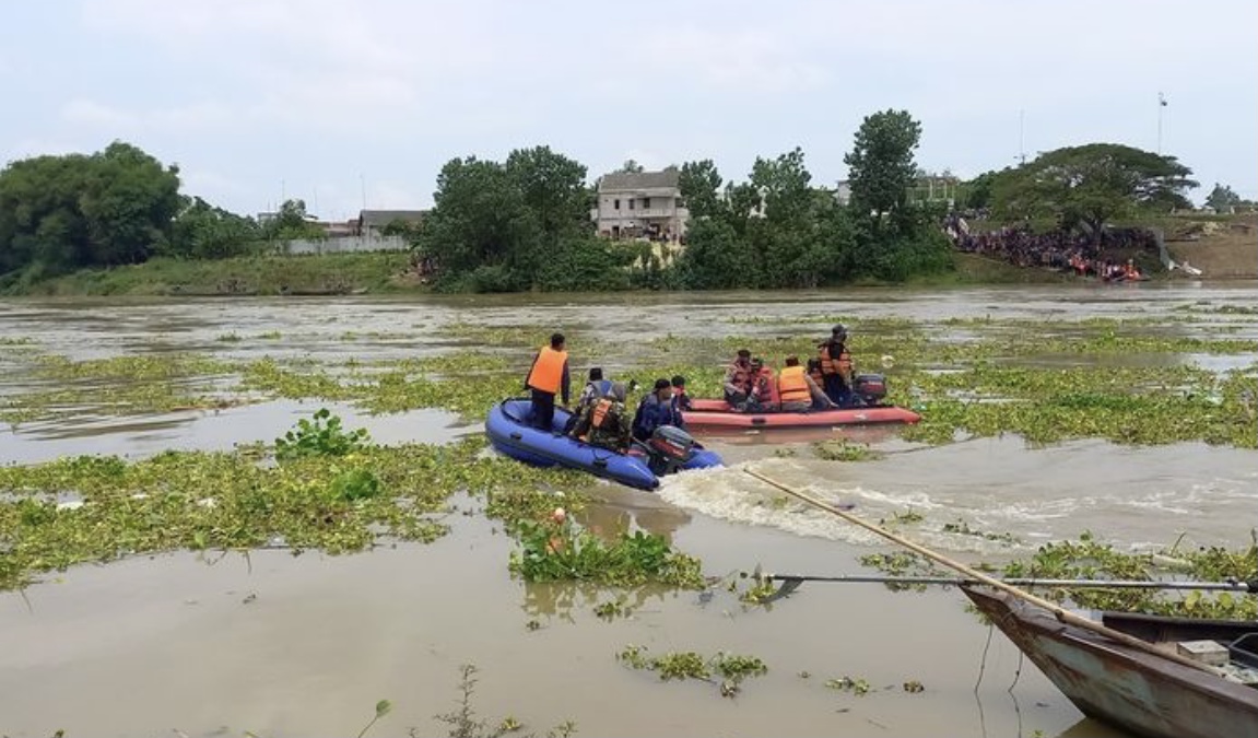 Perahu Penyeberangan Sungai Bengawan Solo Terbalik di Tuban, 6 Orang Hilang