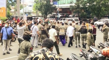 Diwarnai Kericuhan, Satpol PP Tertibkan Pengungsi Afghanistan di Depan UNHCR Medan